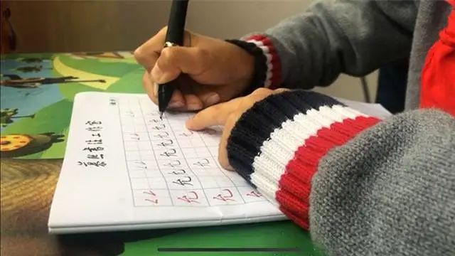 早练字早受益！8岁小孩“神仙字迹”爆红网络(图2)