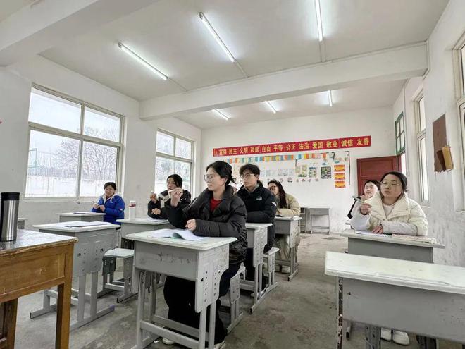 墨香满校园 师生共成长 新县沙窝镇熊河教学点“师生同练字”活动(图1)