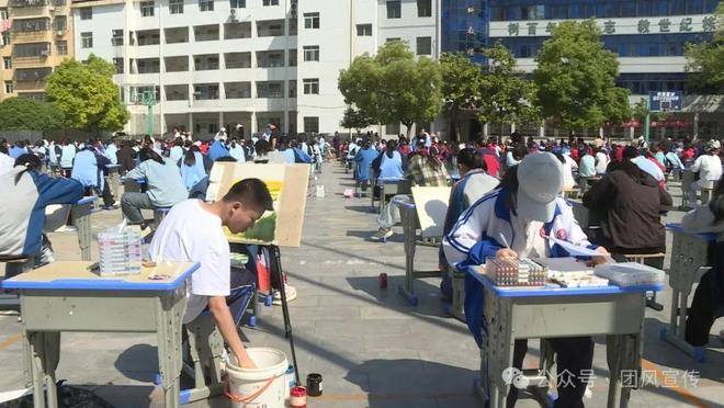 教育新视点 我县中小学生“艺术小人才”现场大赛美术类比赛火热开赛(图1)