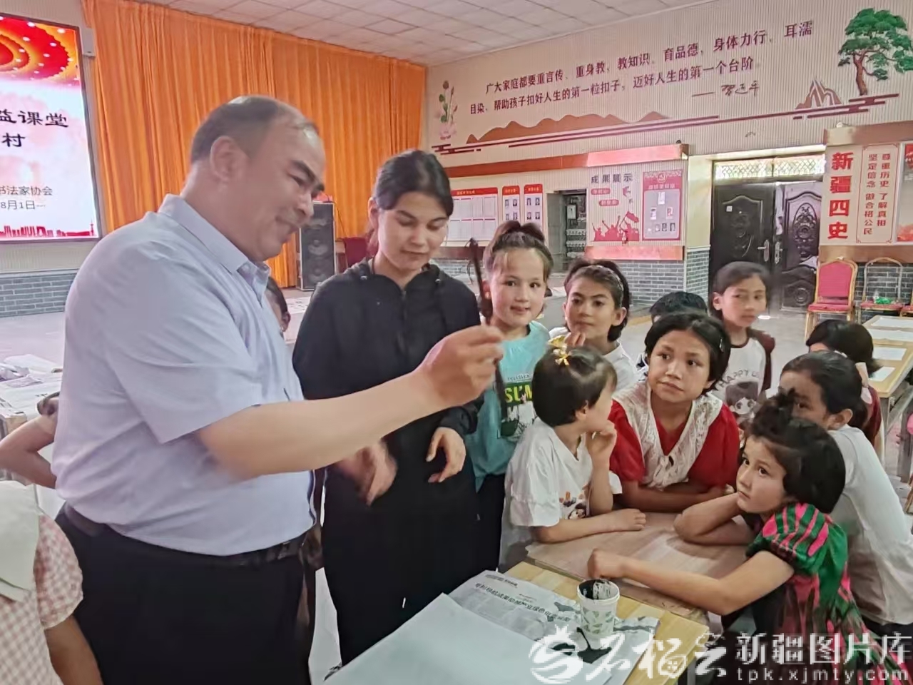 铸牢中华民族共同体意识丨翰墨情未了 他用23年书写大美中华(图1)