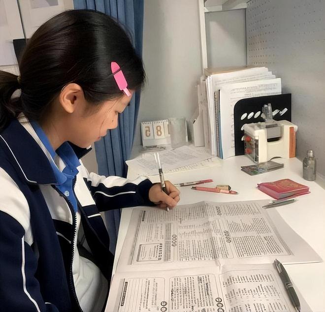 女高中生苦练“瘦金体”却被老师0分警告:别挑战考试的底线(图1)